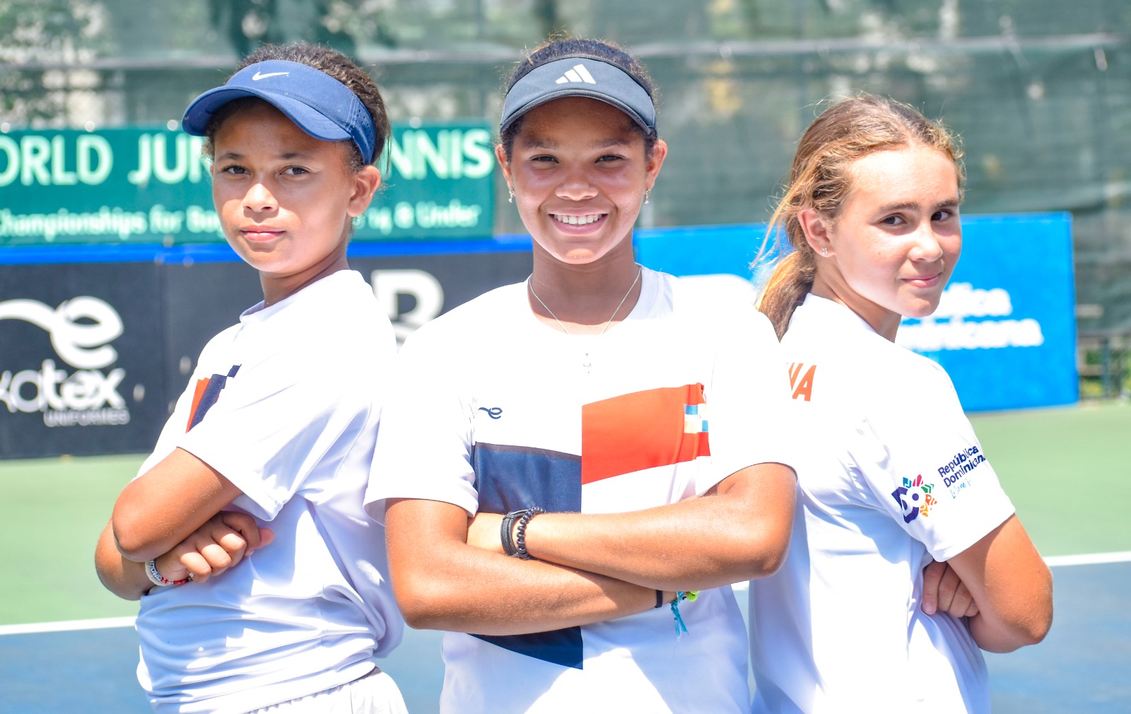 El equipo femenino de República Dominicana que avanzó a la final del torneo; Julianny De La Cruz, Ana Vega y Kyara Khayyat.