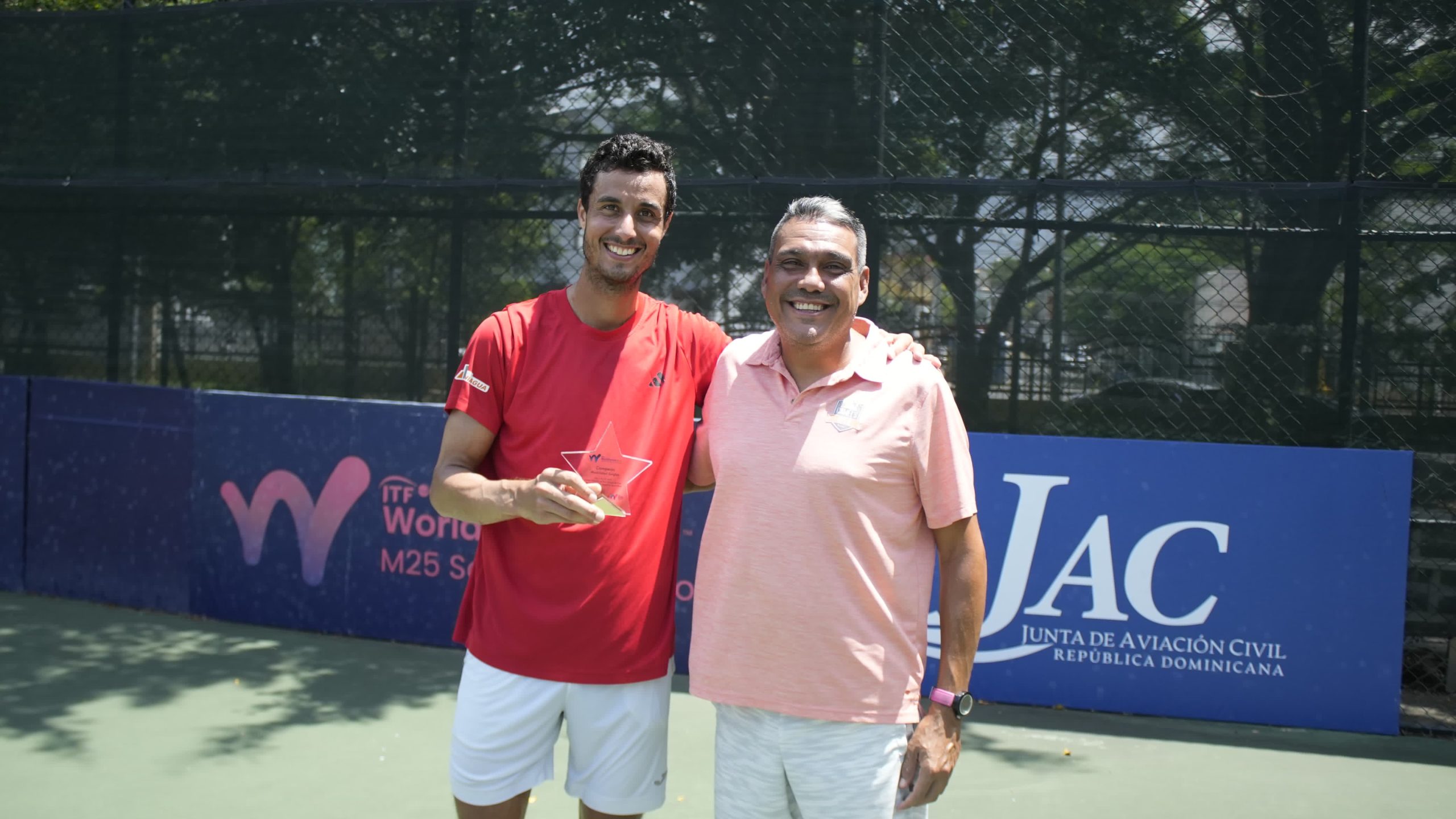 Roberto Cid, ganador del Torneo M25, premiado por Sixto Camacho.